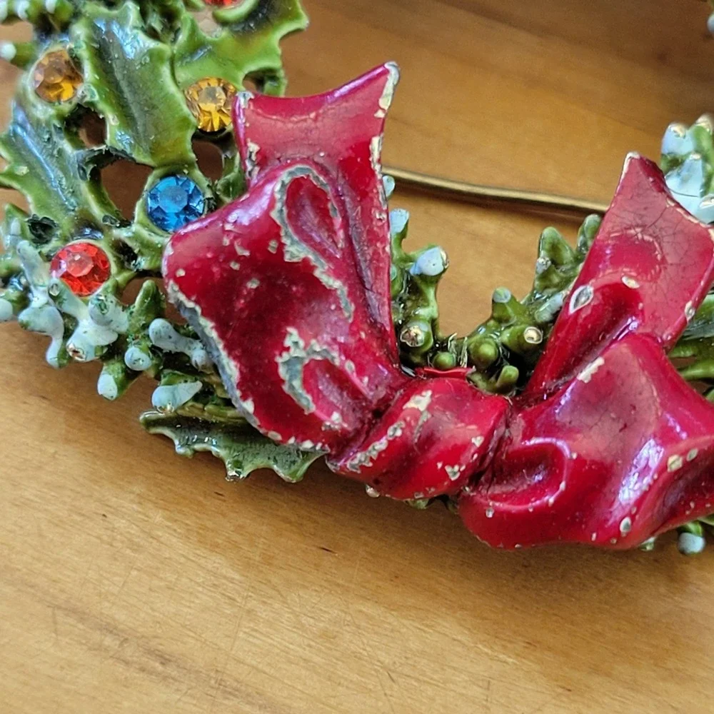 Vintage Signed ART Enamel Rhinestone Christmas Wreath Bow Brooch Pin